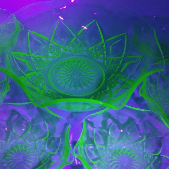 Vtg. Hazel Atlas Uranium Glass Diamond Arches Fruit Bowl With‎ 6 Berry Bowls - Picture 2 of 12